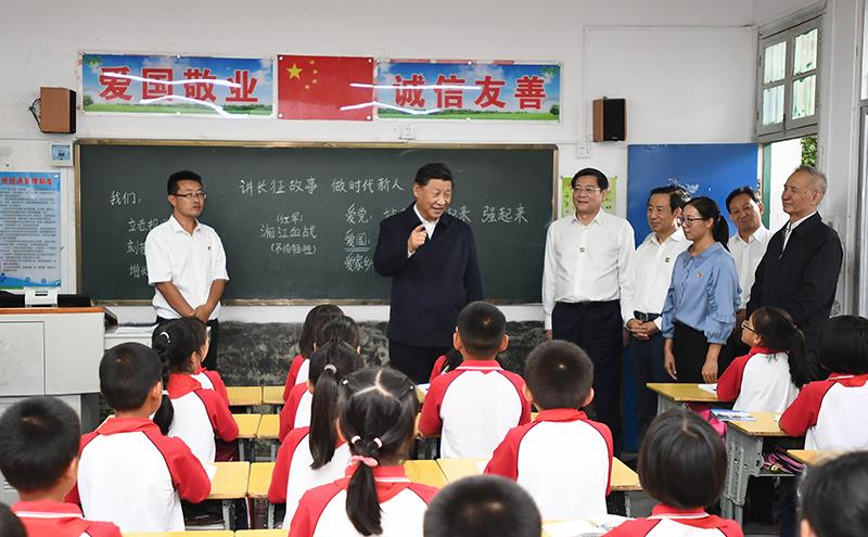 △2020年9月16日至18日,习近平总书记在湖南郴州、长沙等地,就统筹推进常态化疫情防控和经济社会发展工作、谋划“十四五”时期经济社会发展进行调研。这是9月16日,总书记在郴州市汝城县文明瑶族乡第一片小学,同孩子们亲切交流。