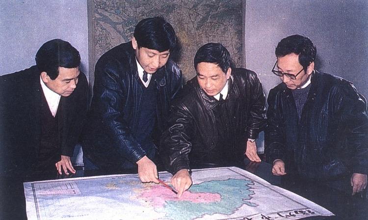 △1991年12月,习近平与同事讨论福州市战略规划设想。